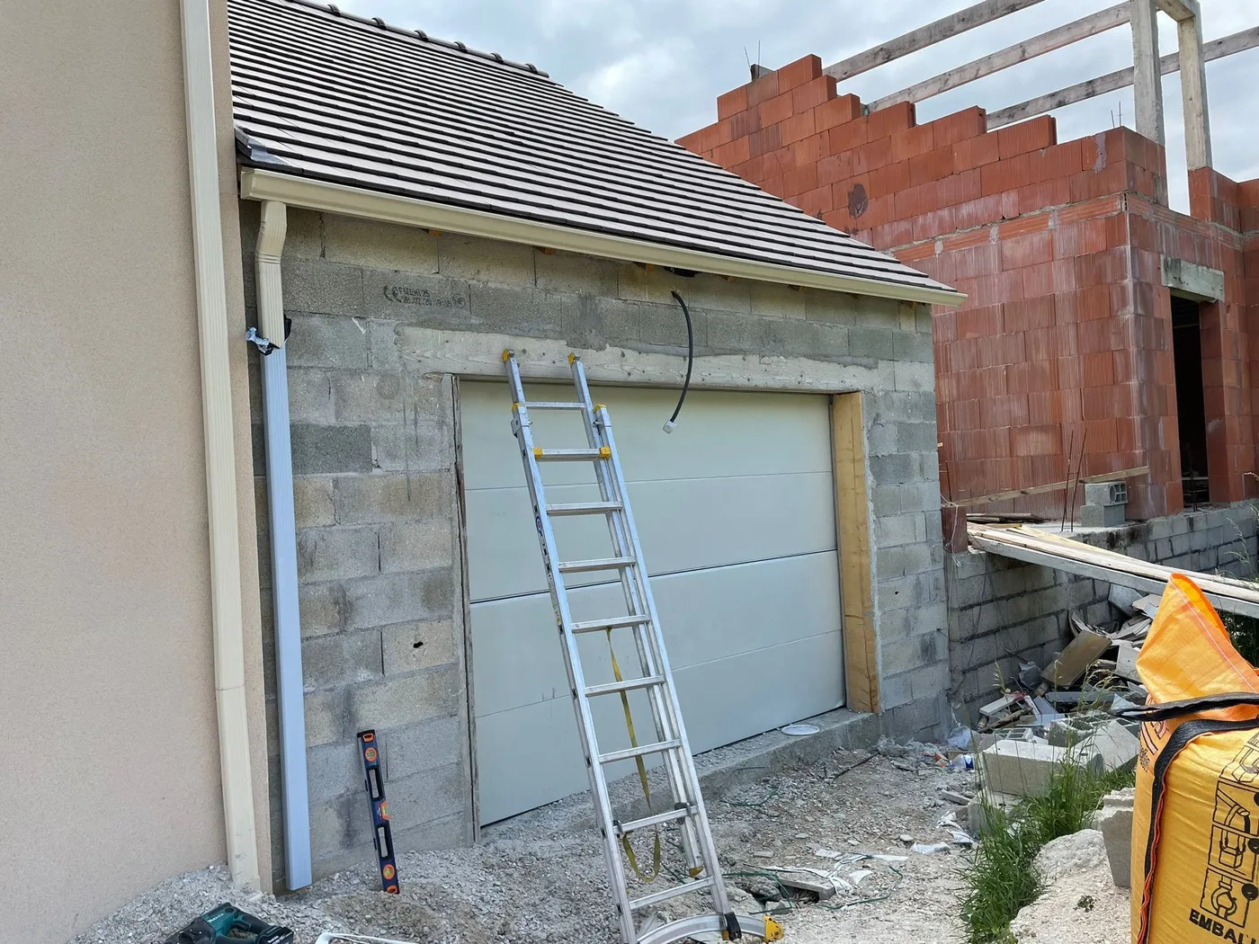 Chantier de couverture en cours sur un garage
