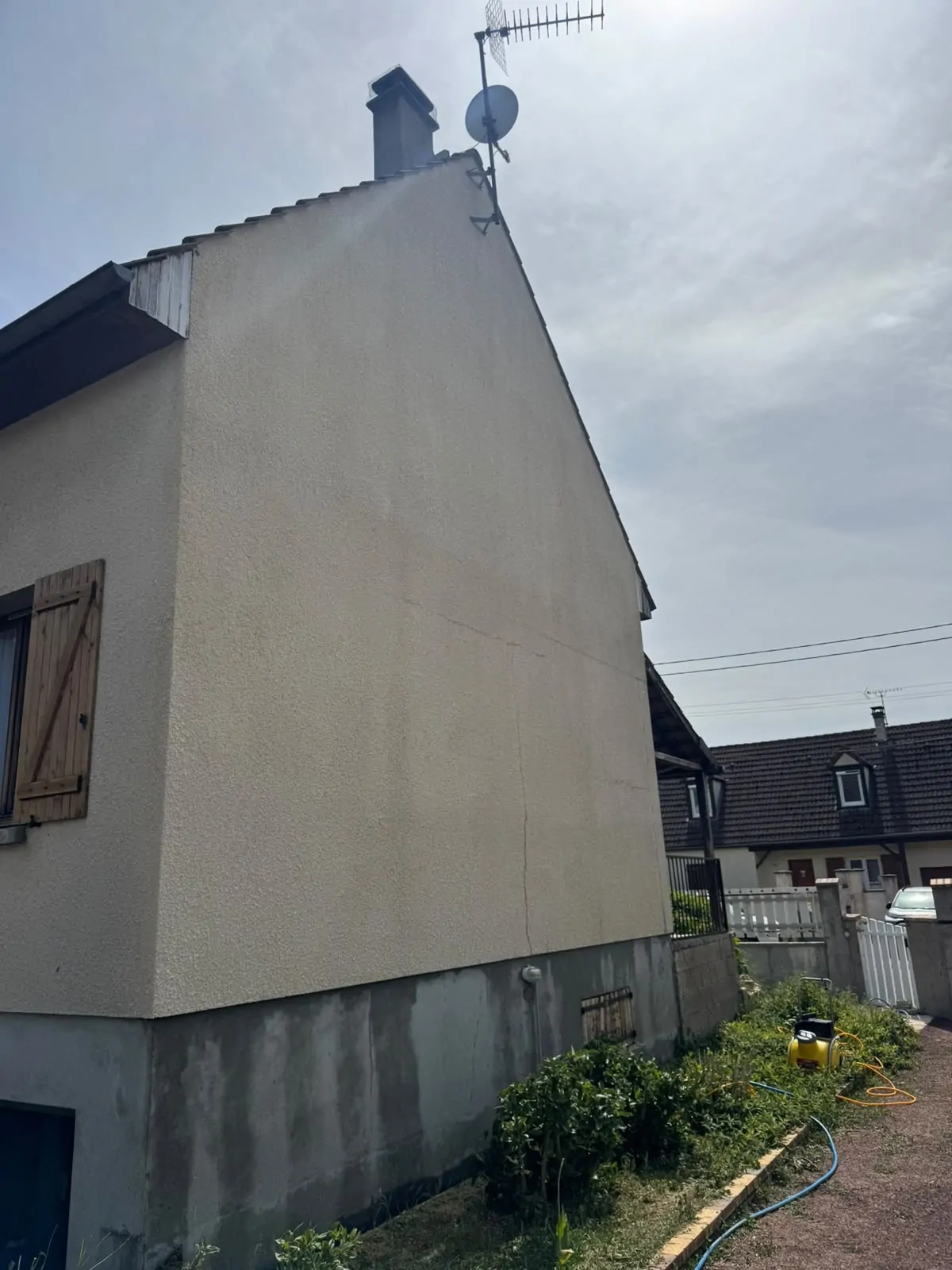 Façade après démoussage et nettoyage, crépi beige propre