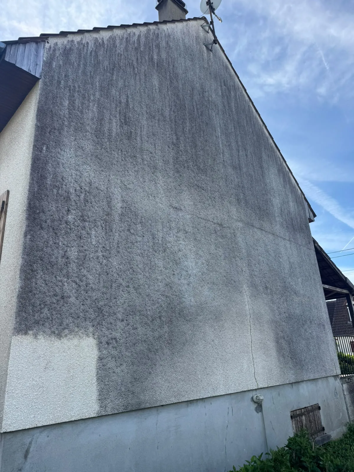 Façade avant démoussage et nettoyage, crépi gris encrassé